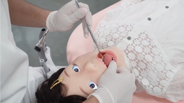 El robot humanoide Pedia Roid simula el comportamiento de un niño en el dentista